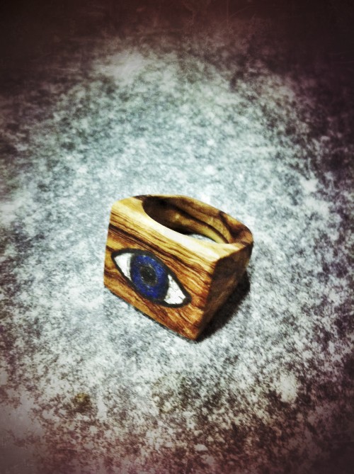 Δαχτυλίδι απο ελιά με ένθεση τριών πετρωμάτων.